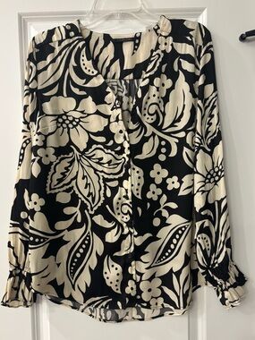 T Tahari Black & Cream Floral Button-Up Blouse